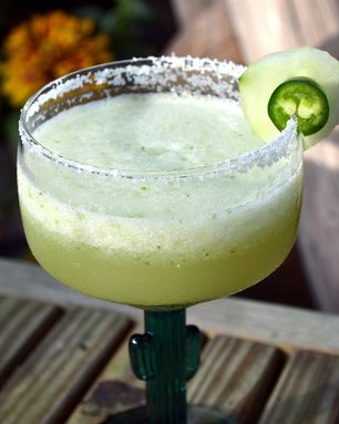 Мексиканский коктейль Маргарита с перцем и огурцом