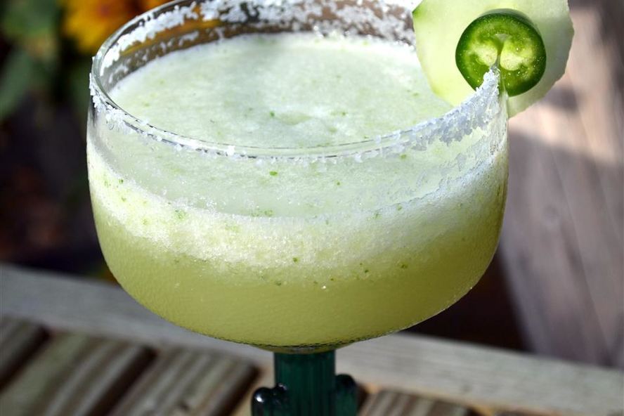 Рецепт мексиканский коктейль маргарита с перцем и огурцом
