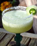 Мексиканский коктейль Маргарита с перцем и огурцом