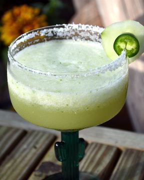 Мексиканский коктейль Маргарита с перцем и огурцом