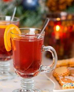 Рождественский пунш с сидром, ромом и клюквой