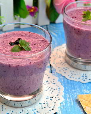 Чернично-клубничный смузи с овсянкой и мороженым