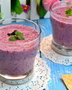 Чернично-клубничный смузи с овсянкой и мороженым