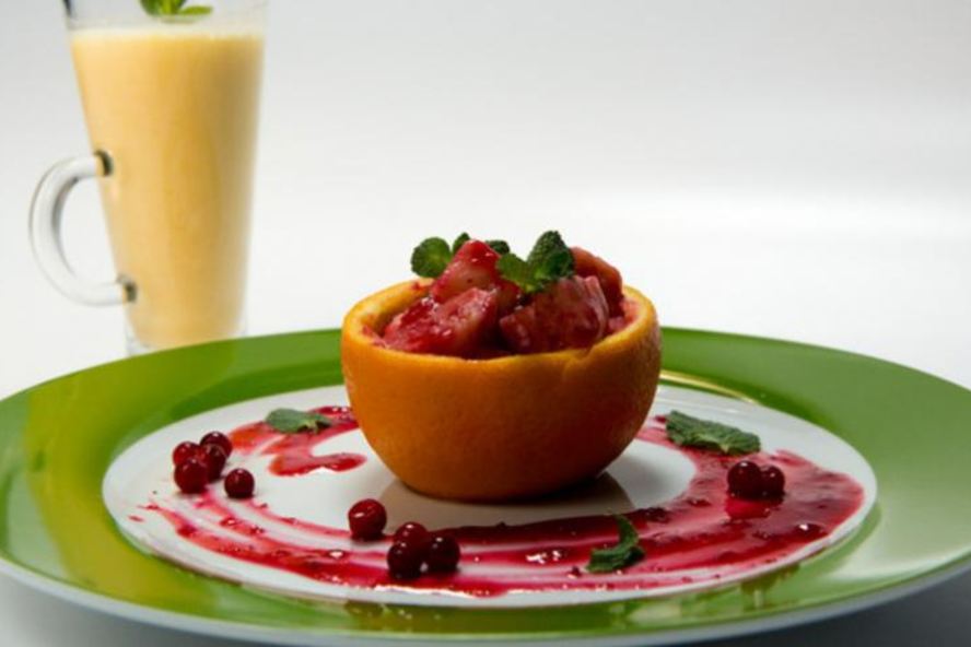 Рецепт ленивые апельсиновые вареники с брусничным соусом и апельсиновым смузи