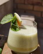 Смузи из дыни с мелиссой