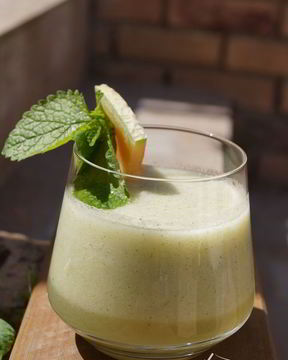Смузи из дыни с мелиссой