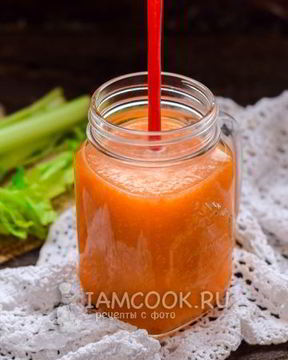 Смузи из сельдерея с апельсиновым соком, морковью и яблоком