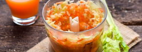 смузи из сельдерея с апельсиновым соком, морковью и яблоком. Шаг 6