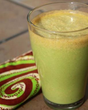 Витаминный напиток из сладкого перца, кинзы и яблока