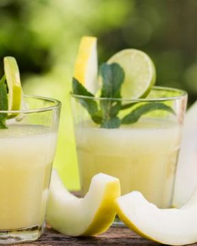 Яблочно-дынный напиток с лаймом и мятой