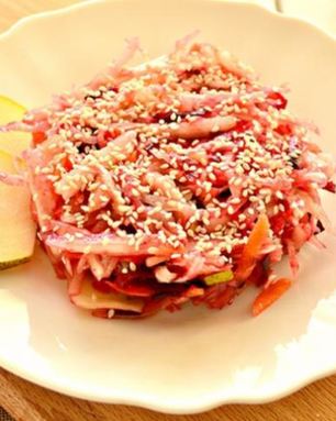 Капустный салат с грушей и кунжутом