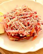 Капустный салат с грушей и кунжутом