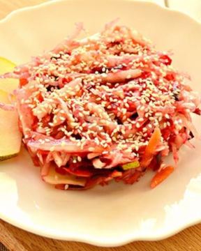 Капустный салат с грушей и кунжутом