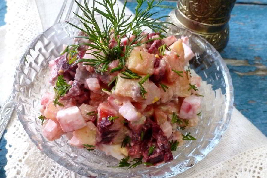 Рецепт картофельный салат с соленой сельдью и свеклой