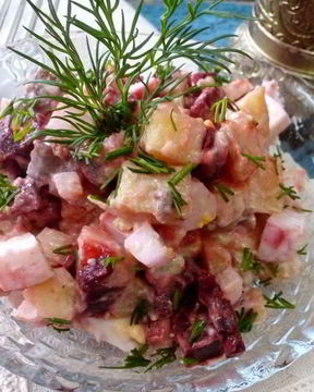 Картофельный салат с соленой сельдью и свеклой