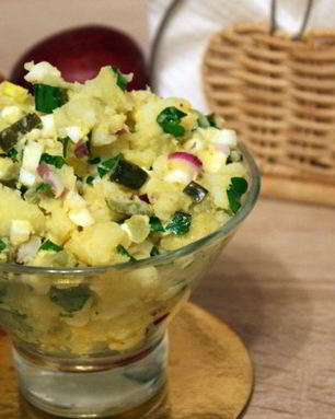 Картофельный салат с яйцом и зеленью