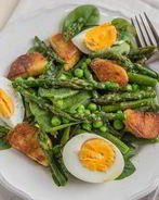 Салат из картофеля и спаржи с яйцом
