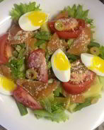 Салат с картофелем, помидорами и слабосоленой семгой