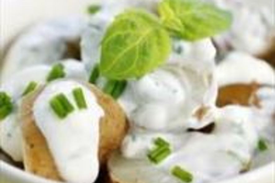 Рецепт салат с молодым картофелем под сметанным соусом