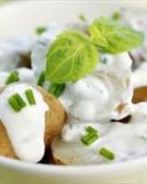 Салат с молодым картофелем под сметанным соусом