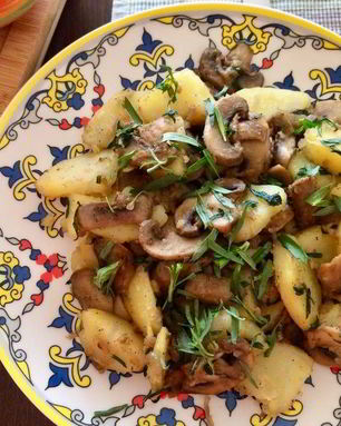 Теплый салат с картофелем и шампиньонами