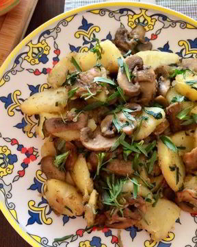 Теплый салат с картофелем и шампиньонами