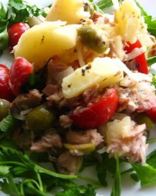 Теплый салат с картофелем и тунцом