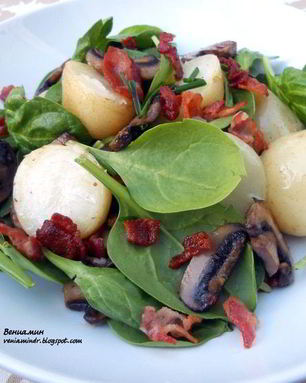 Теплый салат с картофелем, шампиньонами и хрустящим беконом