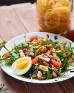 Холодный салат с пастой пенне и курицей