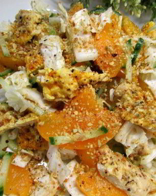 Куриный салат с персиками и фисташками