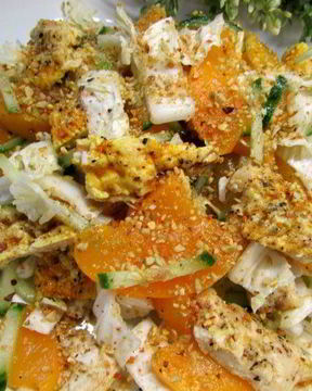 Куриный салат с персиками и фисташками