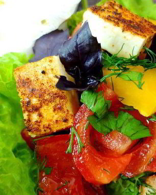 Летний салат с жареным сыром