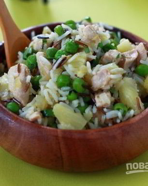 Порционный салат с курицей и ананасом