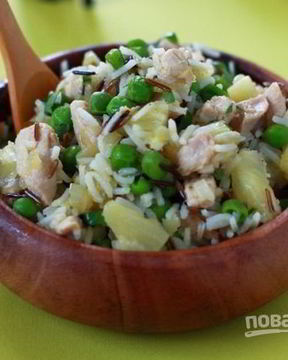 Порционный салат с курицей и ананасом