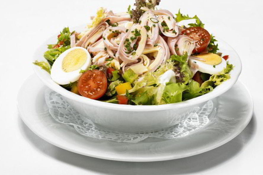 Рецепт салат баварский с колбасой