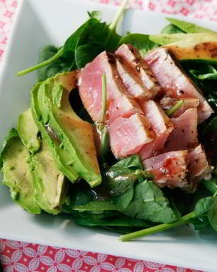 Салат из авокадо с тунцом