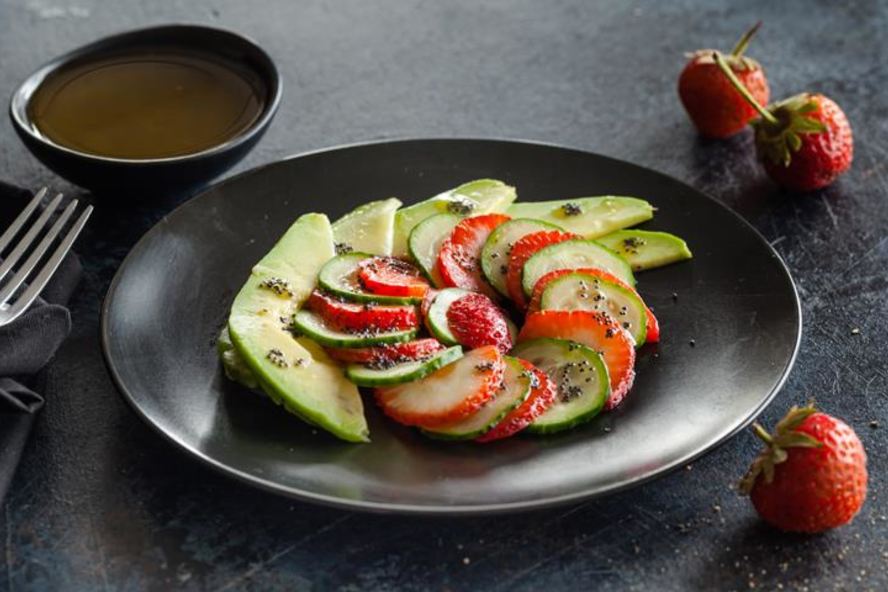 Рецепт салат из клубники, огурцов и авокадо