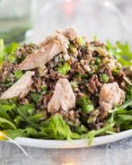 Салат из копченого лосося, горошка и риса