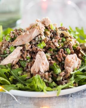 Салат из копченого лосося, горошка и риса