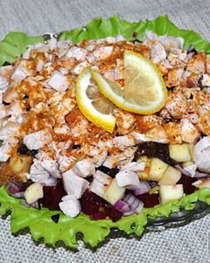 Салат из копченой курицы со свеклой и фруктами