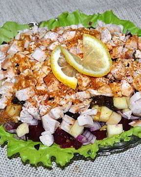 Салат из копченой курицы со свеклой и фруктами