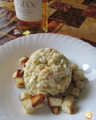 Салат из крабовых палочек с авокадо и сухариками