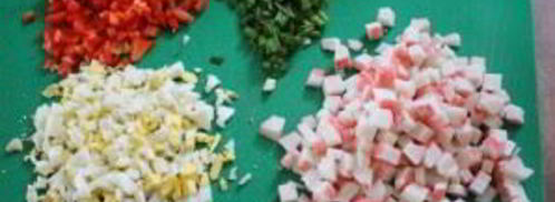 салат из крабовых палочек с кукурузой. Шаг 2