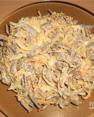 Салат из куриных сердечек с грибами и морковью