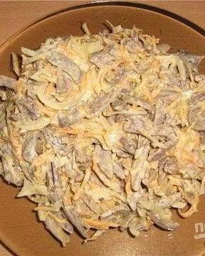 Салат из куриных сердечек с грибами и морковью