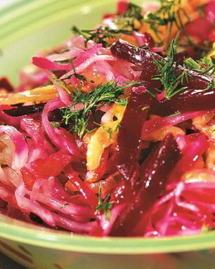 Салат из квашеной капусты со свеклой