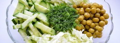 салат из пекинской капусты, огурцов и горошка. Шаг 4