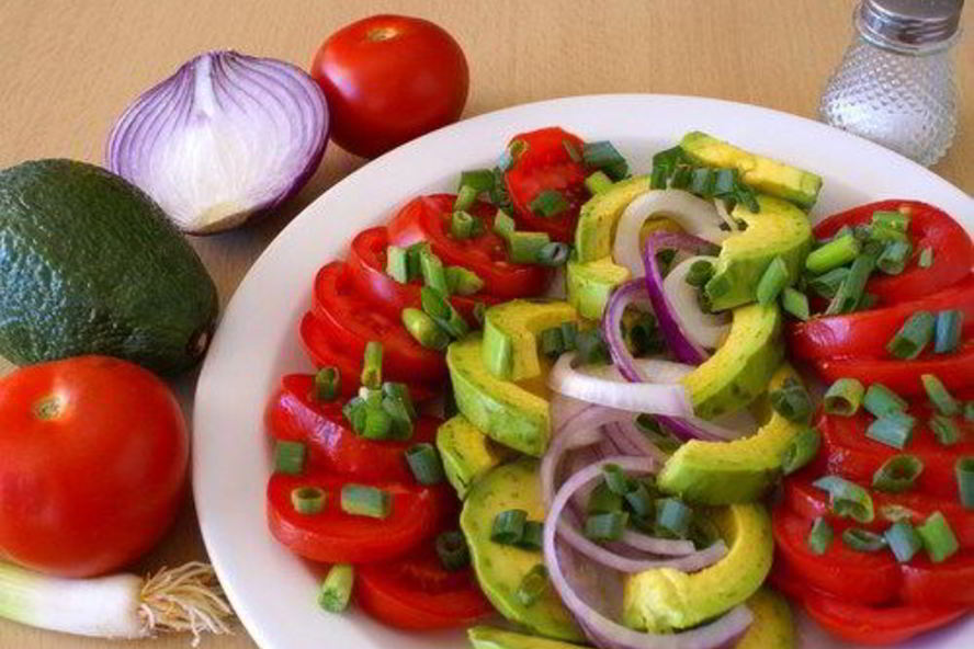 Рецепт салат из помидоров, авокадо и красного лука