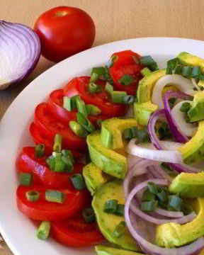 Салат из помидоров, авокадо и красного лука