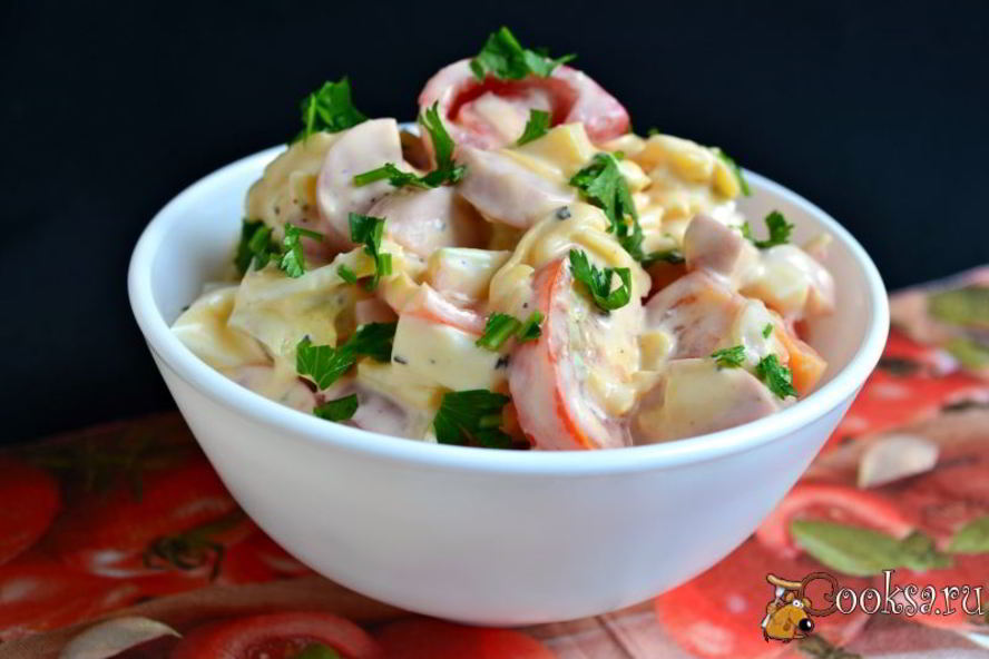 Рецепт салат из помидоров с сыром и сосисками